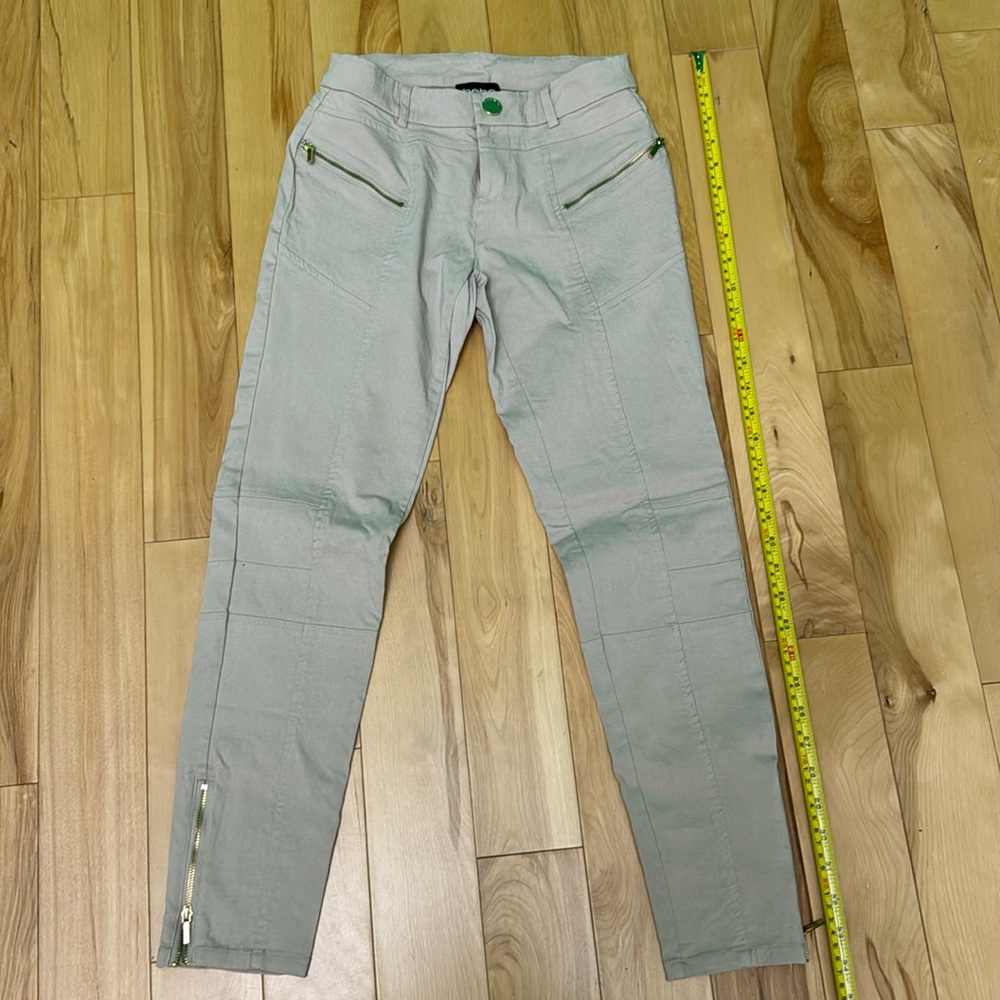 Bebe Size 26 for stretchy cream pants, zippered bottoms